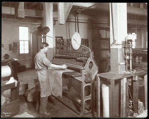 Bőrrel dolgozó férfi belső nézete a New York Leather Belting Co. üzemben, New York, 1906 (ezüstzselatinos nyomat)